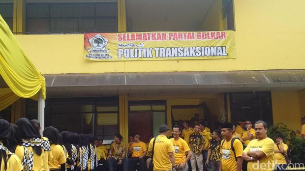 Support Dedi Mulyadi, Ratusan Kader Datangi Kantor Golkar Jabar