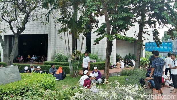 Massa Aksi 299 Bersiap Salat Jumat di Depan Gedung DPR/MPR