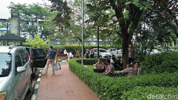 Massa Aksi 299 Bersiap Salat Jumat di Depan Gedung DPR/MPR