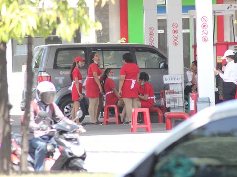 Bikin Heboh, Petugas SPBU Berpakaian Dress Mini Layani Pengendara