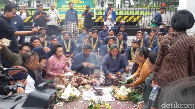 Sultan HB X Dilantik Jadi Gubernur, Sejumlah Warga Yogya Tumpengan
