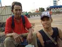 Kisah Kodir Jualan Keliling Sambil Rawat Anaknya yang Difabel