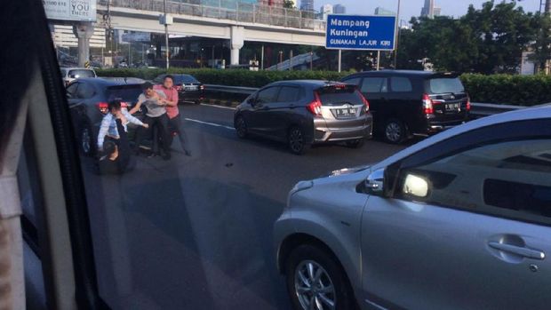 Tak Terima Disalip, Pengendara Adu Jotos di Tol Dalam Kota Jakarta