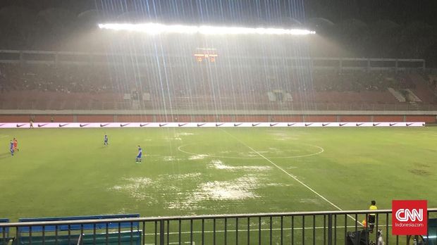 Laga Timnas Indonesia dengan Kondisi Lapangan yang Buruk