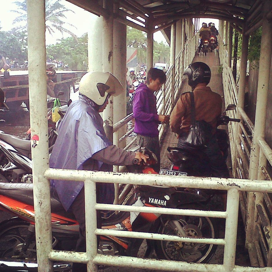 motor masuk JPO ( Jembatan Penyebrangan Orang )