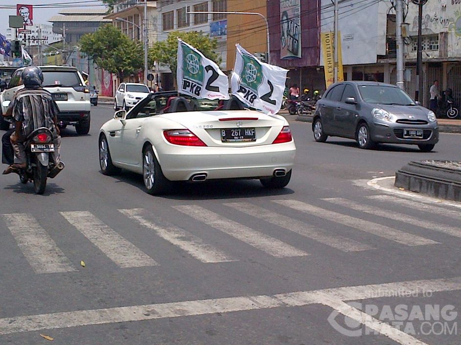 buset!.caleg pkb kampanye sambil pamer mobil sport!.