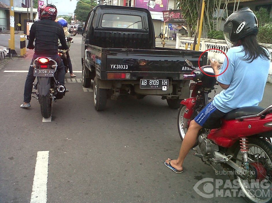 Yang Biasanya Dilakukan Pengendara Motor Saat Kejebak Lampu Merah