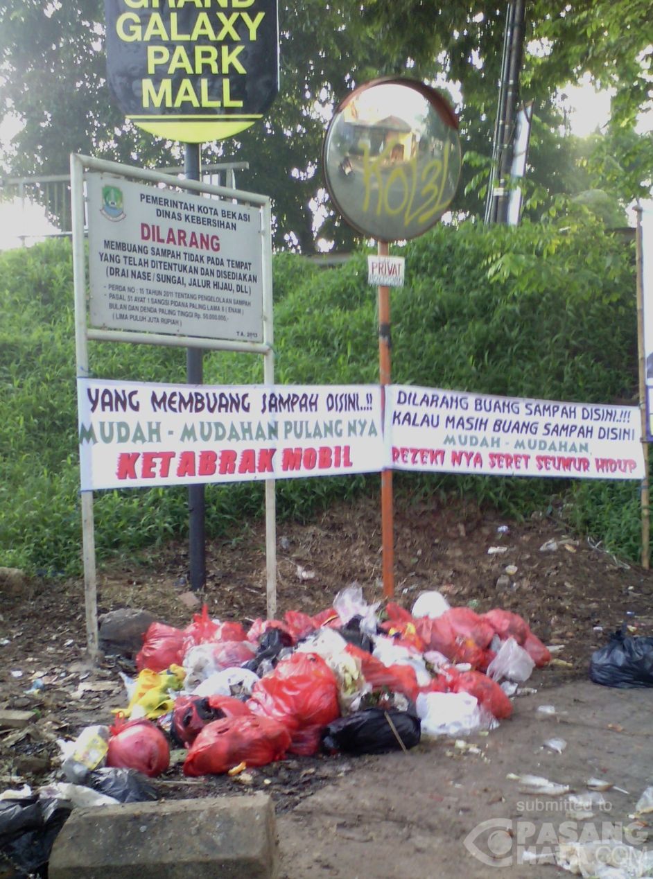 kombat-nature-tumpukan-sampah-mulai-menggunung-di-pinggiran-selokan-mataram-jogja