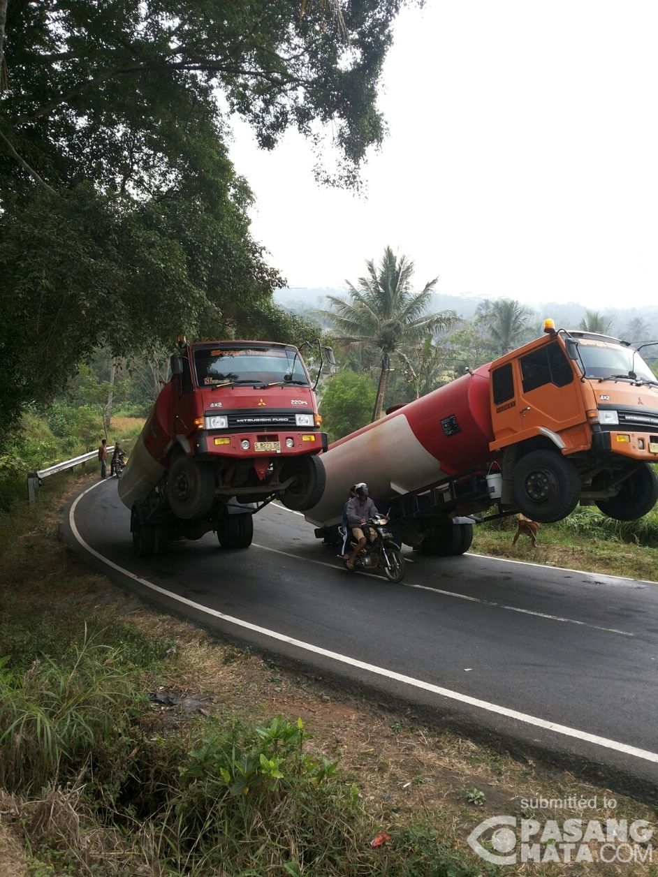 Dua Truk ini Sempat-sempatnya 'Adu Jingkrak'