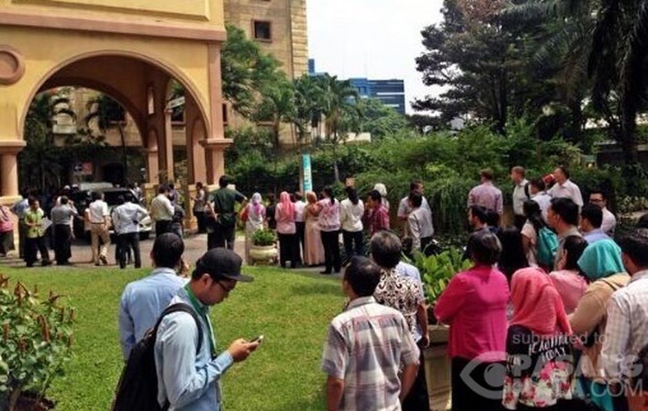 &#91;Ngeri Gan, Lift Terhempas&#93; Puluhan Karyawan Berhamburan Keluar Gedung, Ada Apa?