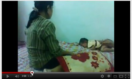 Seorang Ibu Tega Menyiksa Anak Kecil dengan SADIS