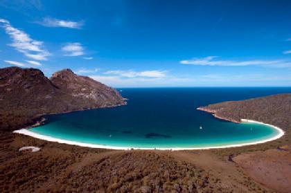 Unik! Ada Teluk Berbentuk Gelas Anggur di Tasmania