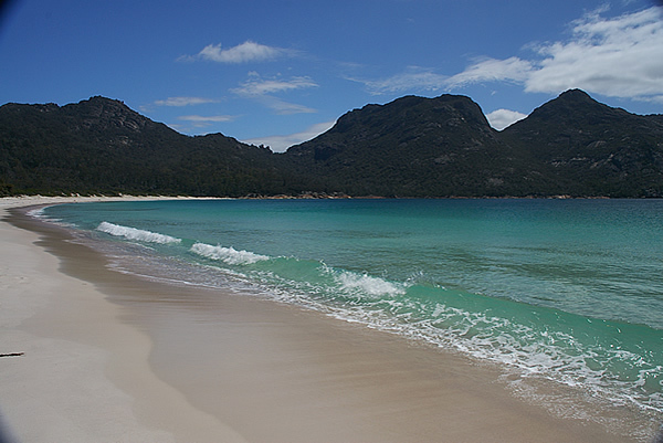 Unik! Ada Teluk Berbentuk Gelas Anggur di Tasmania