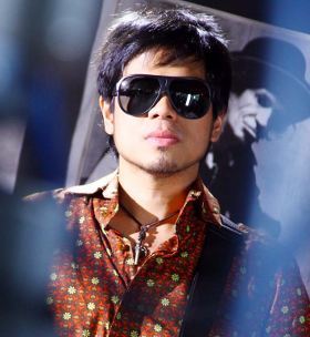 vokalis yang melejit namanya setelah keluar dari band yang membesarkan namanya