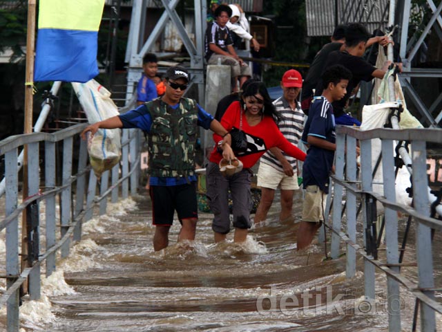 &#91;Bukan di Tangerang!!&#93; Kondisi Rusak, Warga Minta Ahok Perbaiki Jembatan Jatipulo