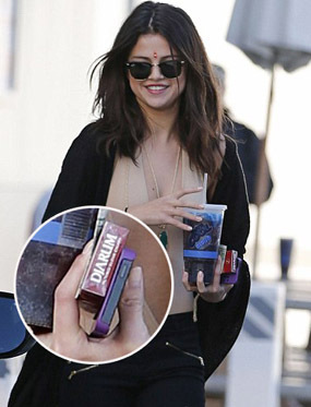 wuih, selena gomez tertangkap kamera bawa rokok produk indonesia !