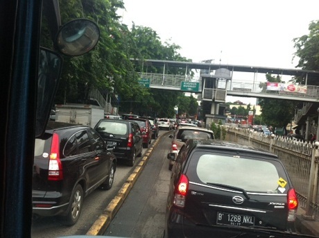 Warung Buncit Jaksel Macet Parah, Mobil Pribadi Masuk Busway
