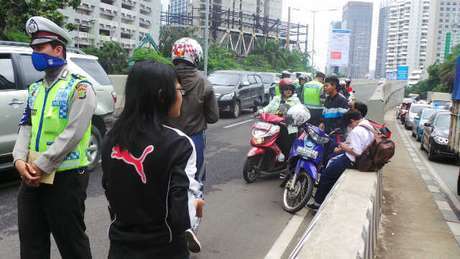 Meski Bahaya, Pemotor Nekat Masuk JLNT Kampung Melayu-Tanah Abang