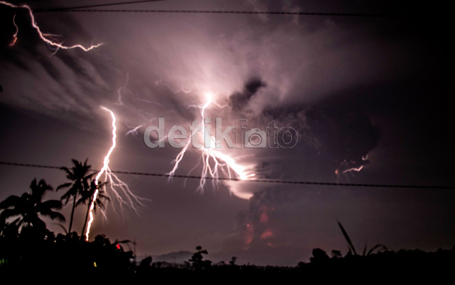 &#91;PIC&#93; Kilat Letusan Gunung Kelud