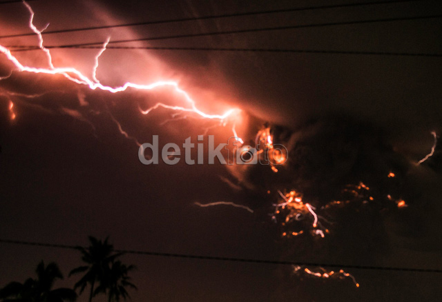 &#91;PIC&#93; Kilat Letusan Gunung Kelud