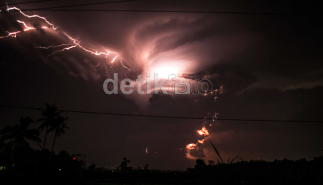 &#91;PIC&#93; Kilat Letusan Gunung Kelud