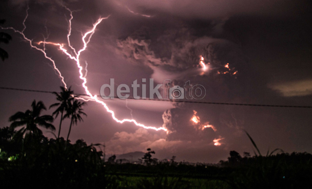 &#91;PIC&#93; Kilat Letusan Gunung Kelud