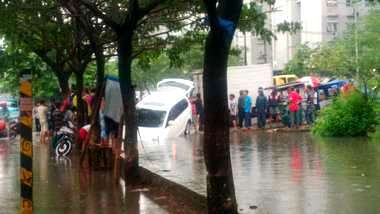 lintasi-jembatan-tertutup-banjir-mobil-nyungsep-kali-di-cengkareng