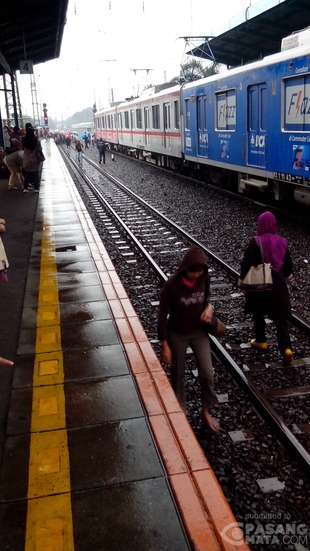 Penumpang di St Manggarai Harus 'Nantang Maut' untuk Pindah Kereta