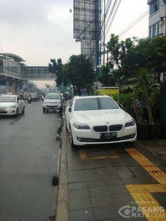 Saat Mobil dan Motor 'Menjajah' Hak Pejalan Kaki