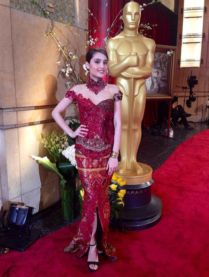 Cinta Laura Berkebaya Di Oscar 2014....