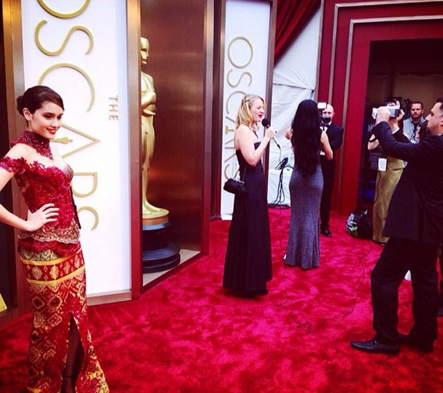 Cinta Laura Berkebaya Di Oscar 2014....