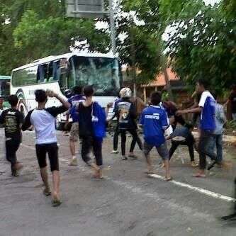 Tawuran Antar Suporter Pecah di Stadion Wijaya kusuma Cilacap, 3 Bus Dirusak