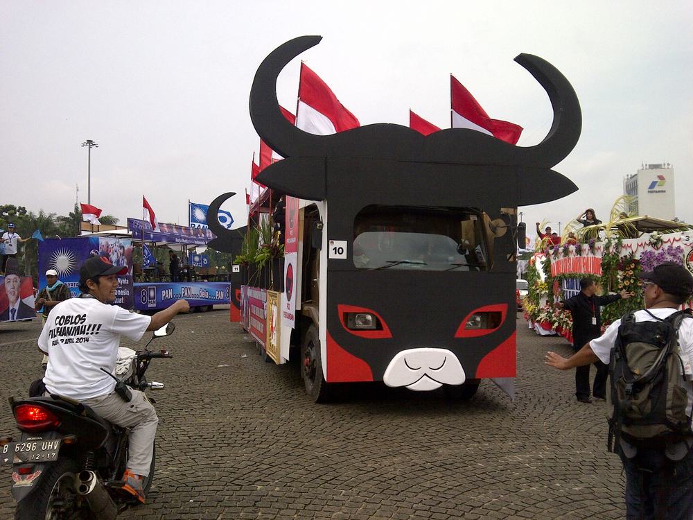 Kehebatan MBT Leopard-2 Diuji di Jalan2 SBY. Betulkah Panser Banteng Lebih Unggul?