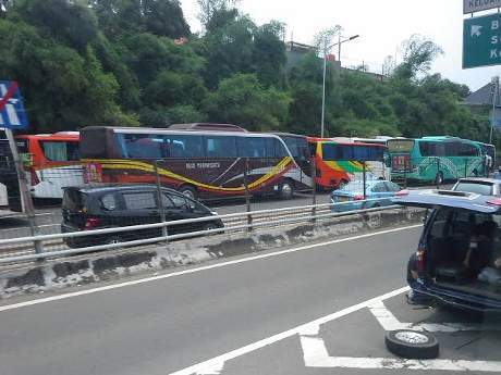 Bus PKS Parkir di Jalanan dan Bikin Macet, &#91; Anis: Lima Tahun Sekalilah &#93;