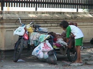 Mengharukan, Kisah bocah yang merawat ayahnya dibecak 