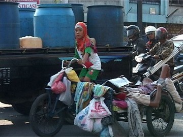 Mengharukan, Kisah bocah yang merawat ayahnya dibecak 