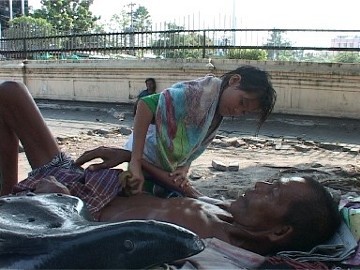 Mengharukan, Kisah bocah yang merawat ayahnya dibecak 