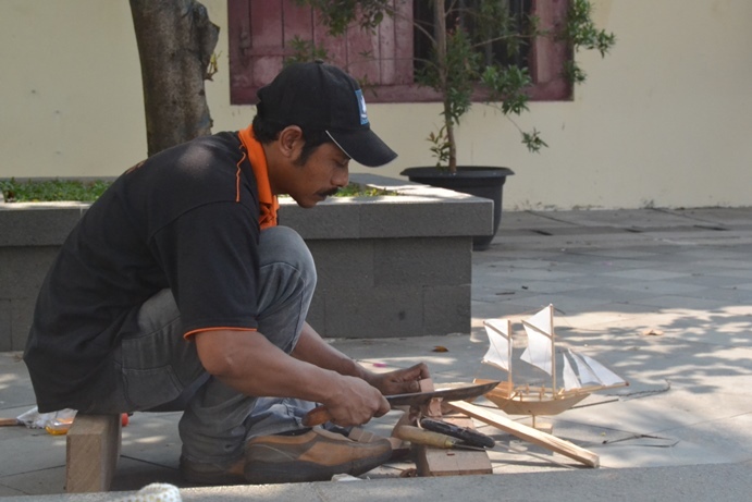 Tukang Sapu Ini Jual Hasta Karya Nya Hingga Ke Luar Negeri