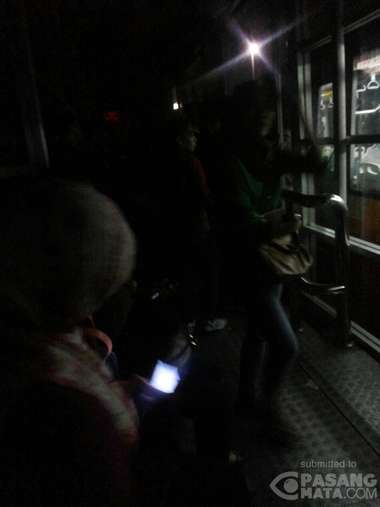 [Kemana Pajak Kelen] Halte TransJ Grogol Gelap, Penumpang Terangi Halte Pakai HP