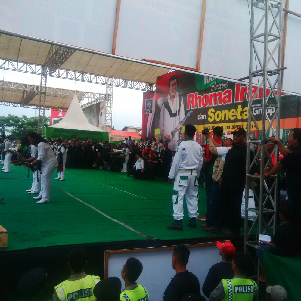 nyanyikan-11-lagu-profesor-rhoma--hipnotis--ribuan-simpatisan-pkb-pasuruan