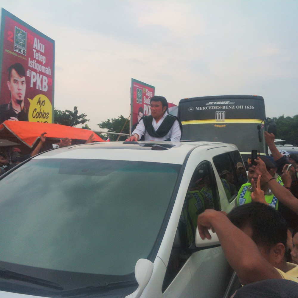Nyanyikan 11 Lagu, Profesor Rhoma 'Hipnotis' Ribuan Simpatisan PKB Pasuruan