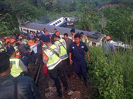 UPDATE KA MALABAR YANG TERGULING DI TASIK!!!!