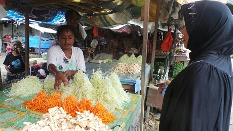 sambil-jualan-mama-rika-tunggu-jokowi-blusukan-di-pasar-yotufa-papua