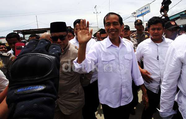 (kecian gak dianggep) Jokowi Soal Puisi Fadli Zon: Kalau Puisi Wiji Thukul Saya baca