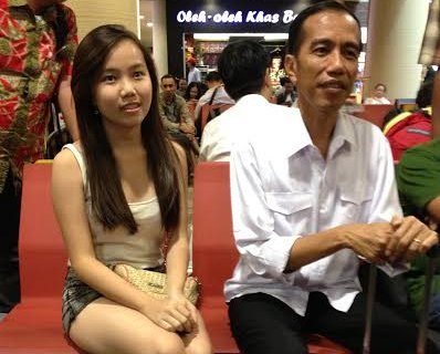 &#91;full mulustrasi&#93; Wanita Seksi pun Minta Foto Bareng Jokowi
