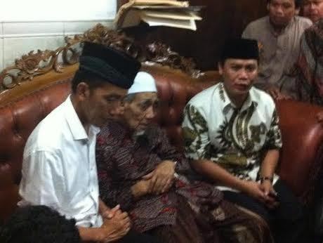{ Kyai Gaul Mantap! } Antara Prabowo atau Jokowi, Siapa yang Dapat Restu Mbah Mun?