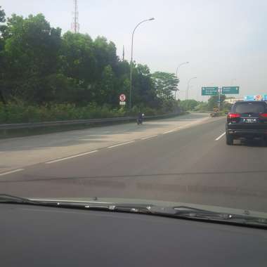 Terobos Tol Cibubur, Pemotor Ini Malah Makin Ngebut Saat Diteriaki Petugas