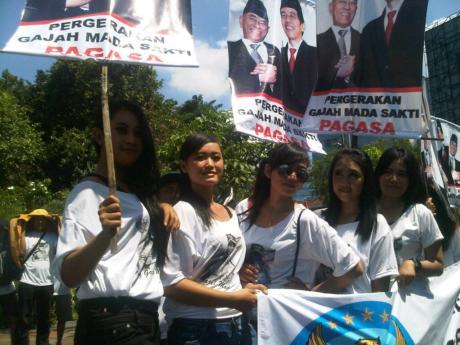 &#91;eksploitasi SPG&#93; Puluhan Wanita Cantik Gelar Aksi Dukung Ryamizard Dampingi Jokowi