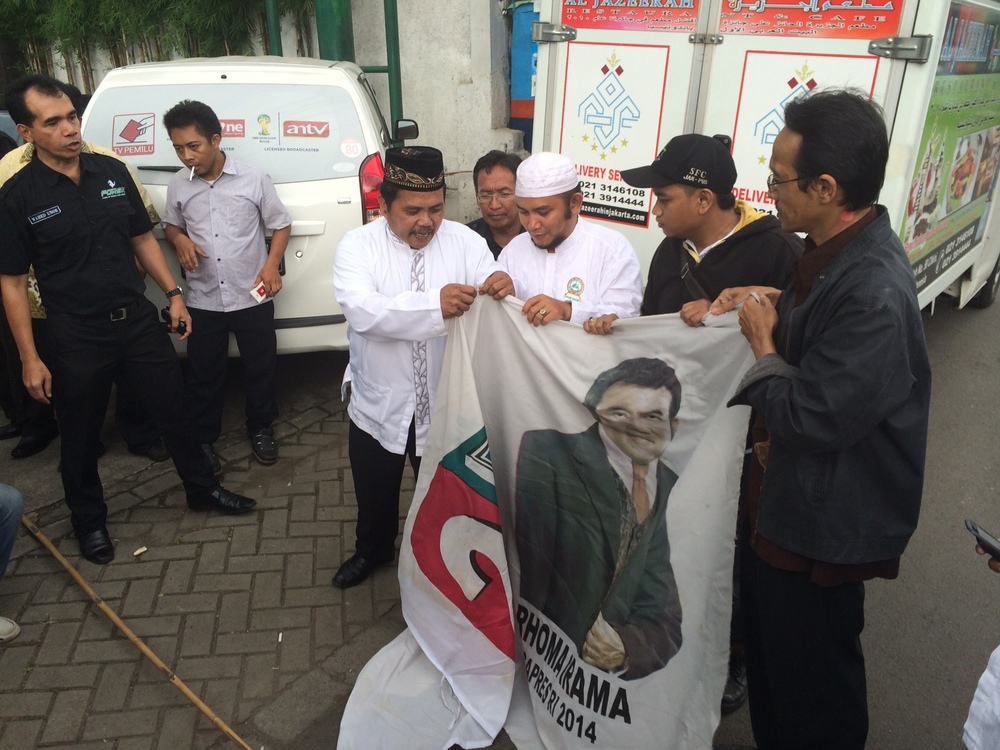 kecewa-dengan-pkb-pendukung-rhoma-capres-robek-bendera