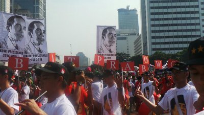 Pendukung Prabowo dan Jokowi Hadap-Hadapan Saingan Yel-yel